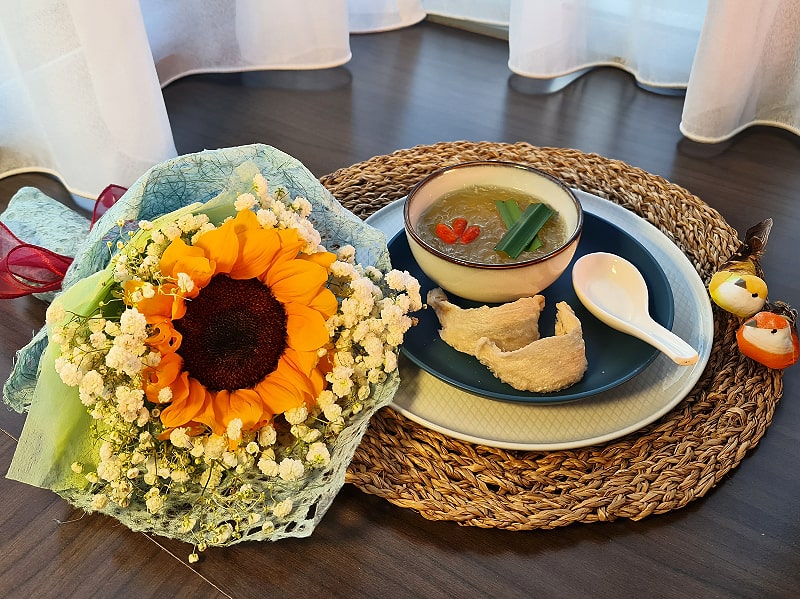 Freshly Cooked Bird’s Nest with Pandan, Wolfberries and Flowers
