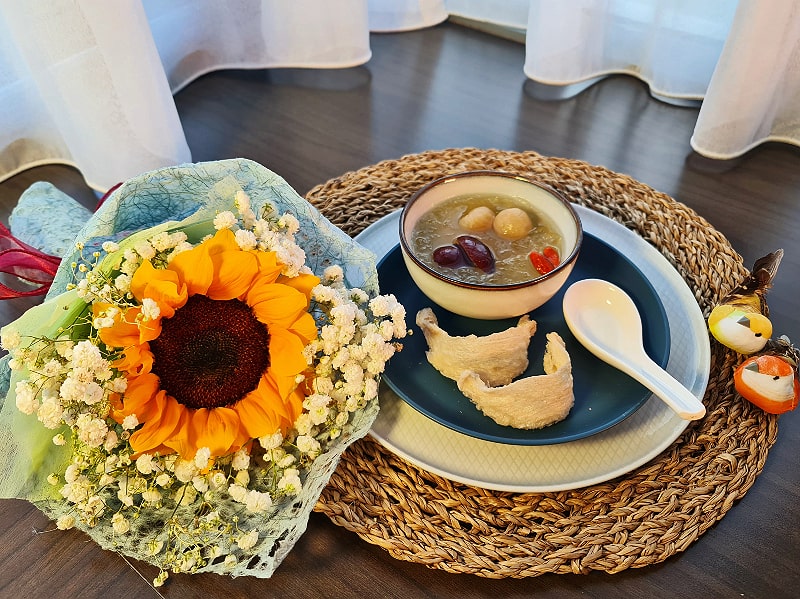 Freshly Cooked Bird’s Nest with Red Dates, Longan, Wolfberries and Flowers